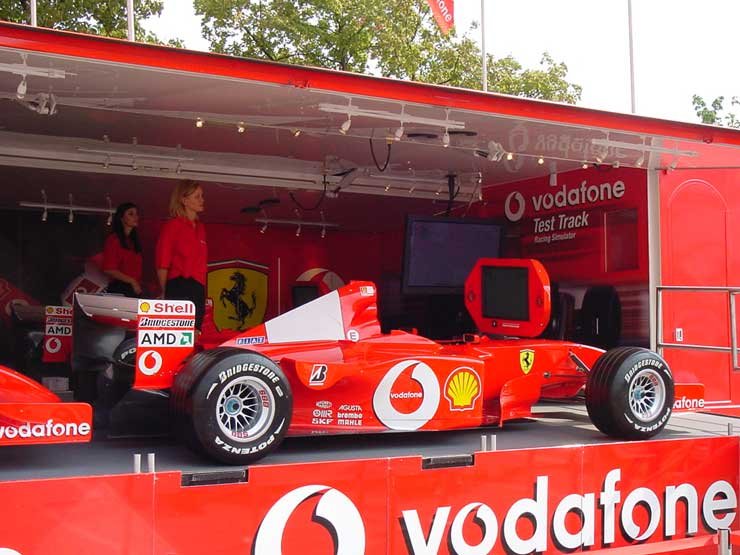 9808_81195_1000x700.jpg | Vezess Az F1-es szimulátorba bárki beülhet, aki Vodafone előfizetéssel rendelkezik, vagy teljesít négy egyszerű feladatot