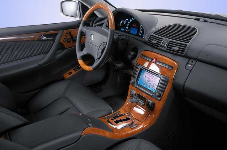 9817_81204_1000x700.jpg | Vezess | Vezess Az első ülésekben fóliával méri a Mercedes-Benz CL az utasok súlyát. A kétfokozatú légzsákok nyitásánál az ütközés erőssége mellett ezt is figyelembe veszi az elektronika