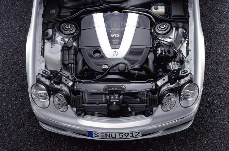 9817_81208_1000x700.jpg | Vezess | Vezess Nem kisebb nagyságtól, mint a luxusautó-gyártás csúcsára törő Maybachból származik a duplaturbós motor. Teljesítménye a CL-ben 550 helyett 500 lóerő, nyomatéka 900 helyett 800 Nm