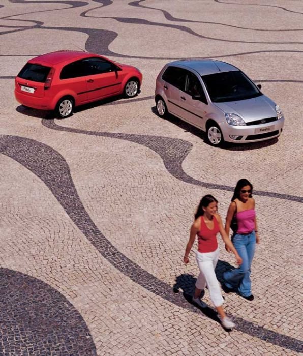 Kicsit kisebb a háromajtós csomagtere