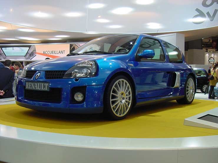 A ráncfelvarrott Clio V6 motorja 226 helyett 255 lóerős, a nulláról százra gyorsulás hat másodpercen belül van, ami öt tizeddel jobb az elődnél