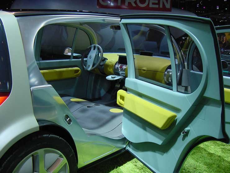 Az Ellypse belseje mimóza sárga, az ülésekből ágy hajtogatható