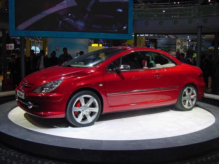 7996_73854_1000x700.jpg | Vezess | Vezess Piros és bézs színek uralják az utasteret a 3♥7 CC-ben, amelynek szériaváltozata jövő nyáron kerül piacra