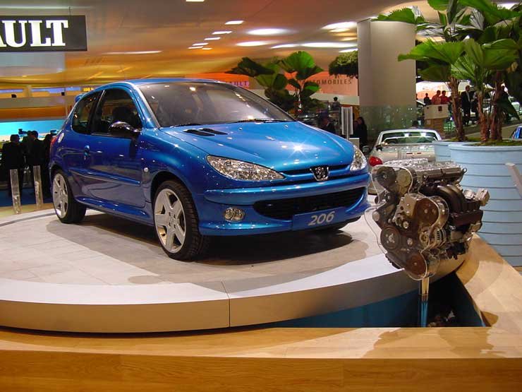 7996_73856_1000x700.jpg | Vezess | Vezess 177 lóerős, kétliteres motor ad sportos menetteljesítményeket a 206 RC-ben. A belsőtérben magas oldalfalú sportülések találunk