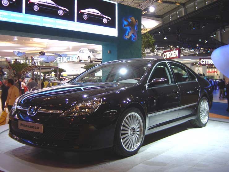 7996_73858_1000x700.jpg | Vezess | Vezess Hatalmas első légbeömlőjéről lehet felismerni a 607 Pescarolo-t. A sportos hangzásrol új kipufogó gondoskodik