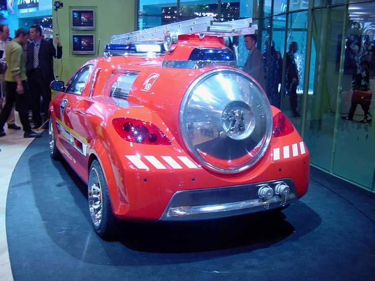 7996_73860_1000x700.jpg | Vezess | Vezess A H2O belsejében érintőképernyő, telefon és navigációs rendszer található. Több rekeszt és lefogatófület is kialakítottak, hogy a szerszámokat biztonságosan lehessen szállítani