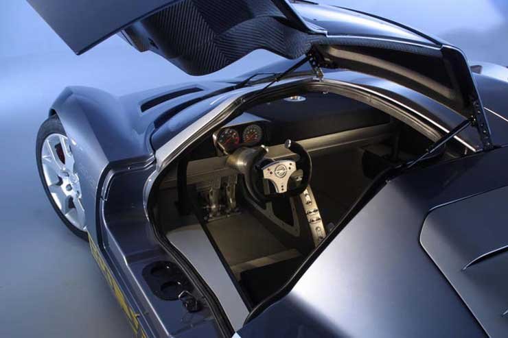 Az eleve minimalista sportautó súlya 945-ről 660 kilogrammra csökkent. A karosszéria szénszálas műanyag