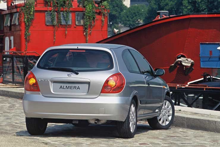Divatos első és hátsó lámpát kap a megújuló Almera