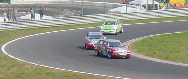 Szombaton a JB Motorsport ezüst-bordó autói győztek, a vasárnapi versenyen a Zengő Motorsporttól Krecz Zsolt nyert