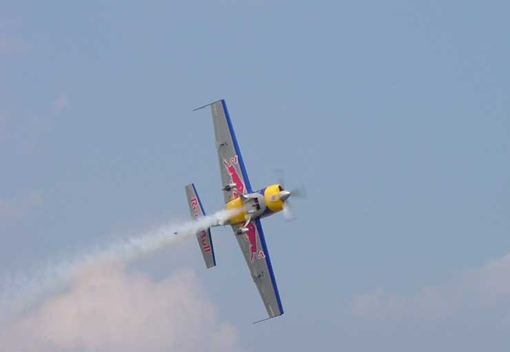 Besenyei Péter most is bemutatót tartott a Gyorsasági OB futamán