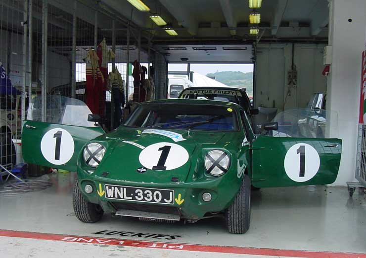 A Mini Marcos a régi Mini motorjaival és futóművével készült. Talán a legfurcsább autó volt a teljes mezőnyben