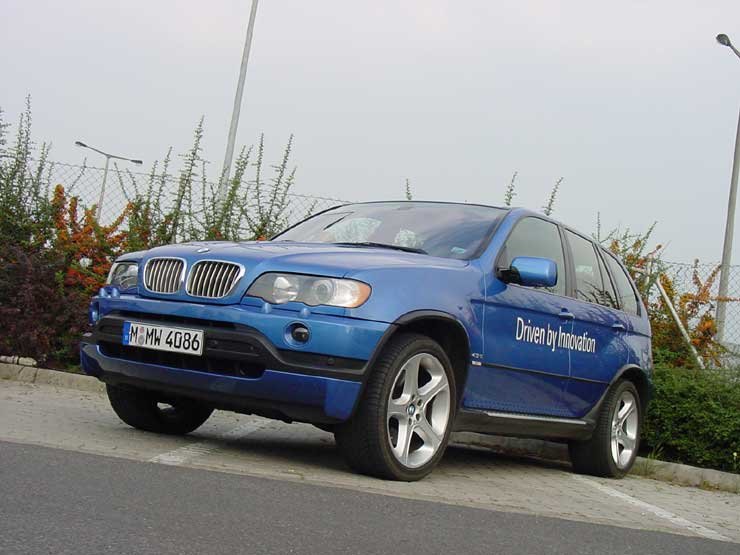 A BMW X5 HP 347 lóerős és nagyon brutálisan néz ki a 20 colos felniken