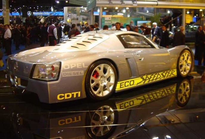 2,5 liter: 250 km/óra, 3 liter: 300 km/óra