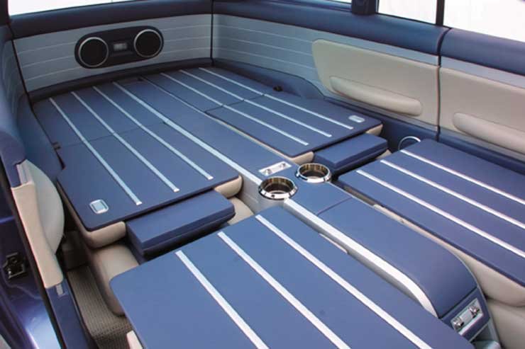 9647_80739_1000x700.jpg | Vezess | Vezess A csomagtérajtóban egy mélynyomó is helyet kapott, hogy az autózáshoz zenei aláfestés is párosulhasson