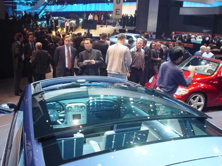 9647_80743_1000x700.jpg | Vezess | Vezess Rengeteg fény és szél jut az utastérbe a nyitható üvegfelületeken át. Ebben a modellben mutatkozik be a 2,4 literes turbómotor