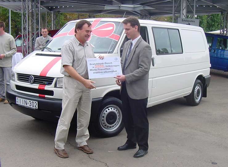 9682_80824_1000x700.jpg | Vezess | Vezess A Porsche Hungaria most adta át 3000. vegyes használatú áruszállítót. A képen balra az autó tulajdonosa, jobbra Kovács András Volkswagen haszonjármű márkaigazgató