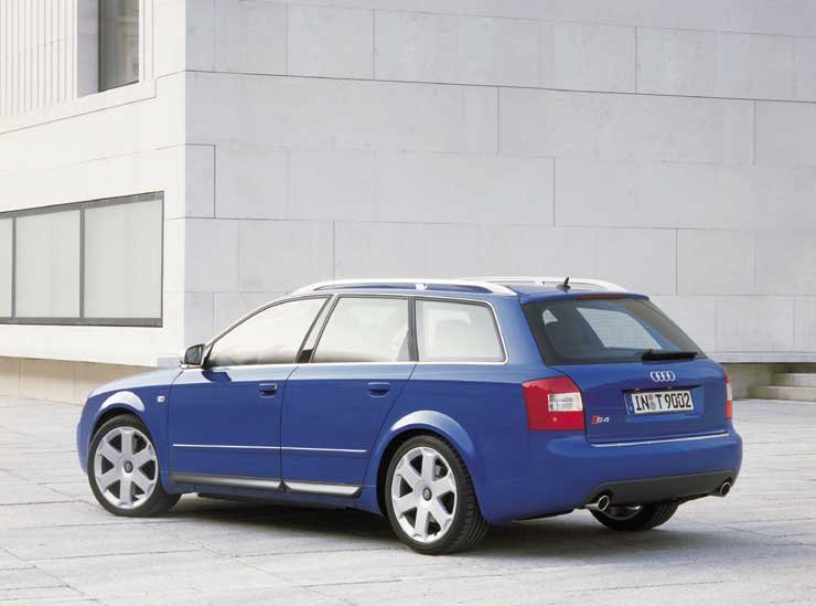 Kombi és limuzin karosszériával is elérhető az S4-es