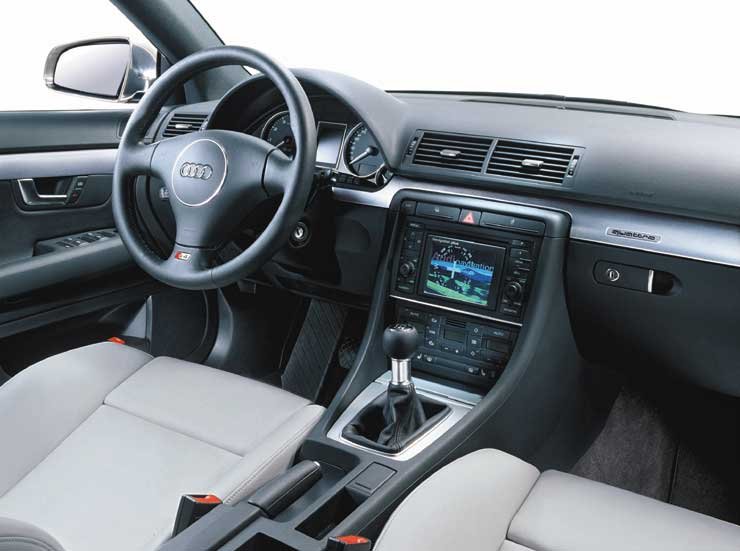 Visszafogott vérfrissítést kap az S4-es utastere. Az elektromos üléseket a Recaro szállítja, a sportkormány egyedi, a betét fémes