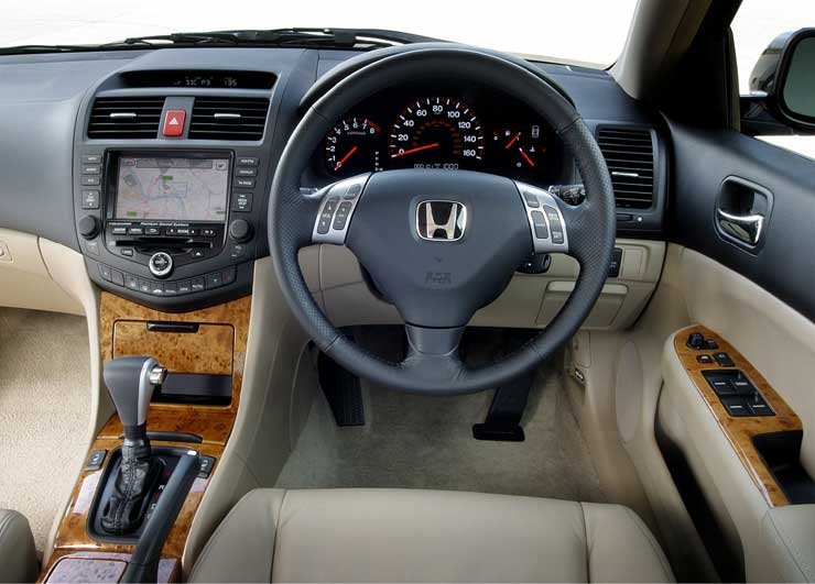 Japán autókban nagyon ritka, hogy a kormány tengelyirányban is állítható legyen. Az új Accord ezt is tudja