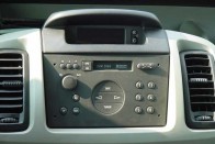 A rádió az egyetlen jellegzetes Opel elem a belső térben