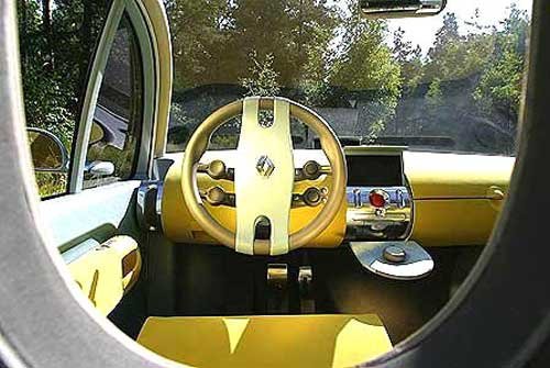 Belül mimóza sárga színű borítás nyugtatja meg a szemet