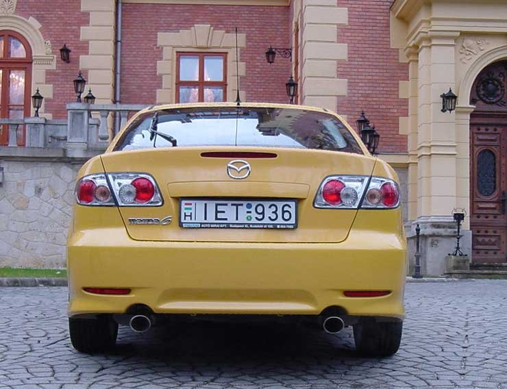 Minden Mazda6 lökhárítójában oldalanként egy-egy mélyedés van a kipufogónak. A 2,3 literes csúcsmodellben nem csak helyből, hanem kipufogócsőből is kettő van