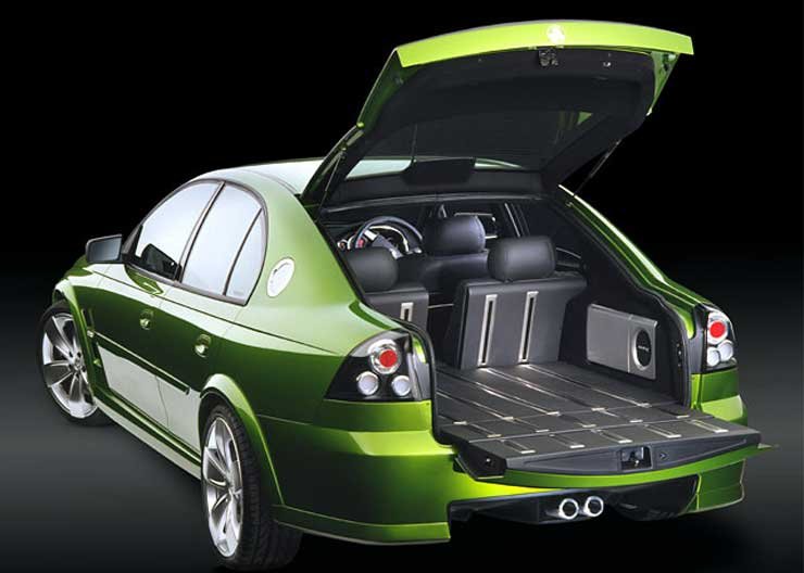 Jót tesz a külsőnek a 19 colos könnyűfém felni és az alu benzinbetöltő-nyílás. Az autó két éven belül sorozatgyártásba kerülhet. Az összkerék-hajtású SSX az Európában kihalt ferdehátú nagyautó kategóriát élesztheti újjá