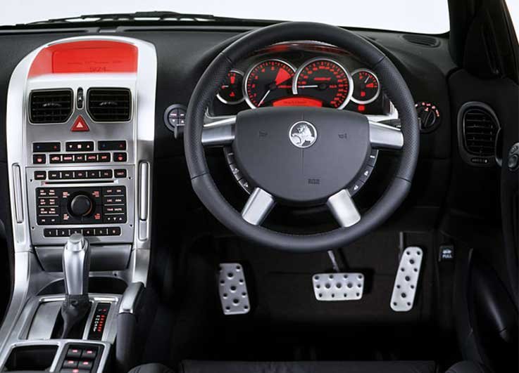 Titánezüst szín dobja fel a műszerfalat