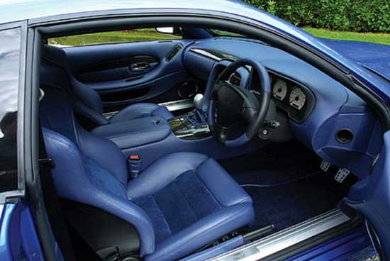 Kellenek a sportülések, mert a DB7 GT nagyobb kanyarsebességre képes az alapját adó DB7 Vantage-nél