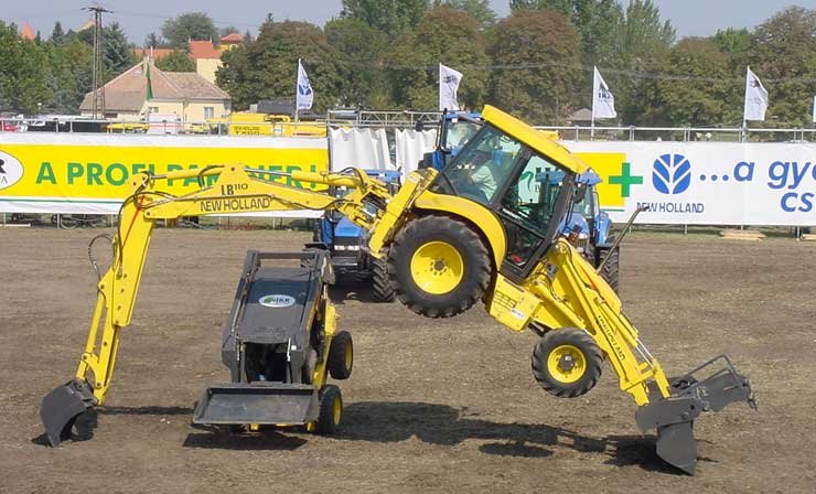 A gépshow záróképe. Hátul takarásban a két másik erőgépre felkapaszkodó traktor