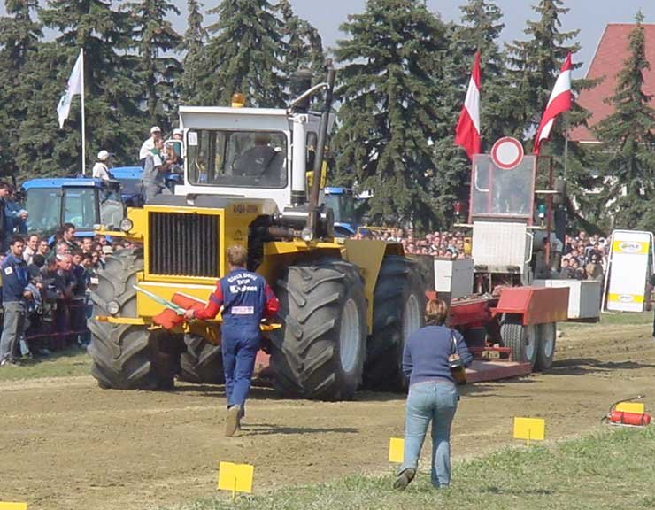 Sokak kedvence még mindig a Rába Steiger. A 245 lóerős, 1976-ban gyártott traktor legjobb eredménye végül 53,39 méter lett