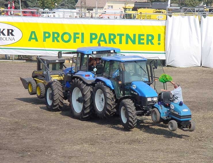 Egy nagyobb NH traktor minden további nélkül elvisz három kisebbet