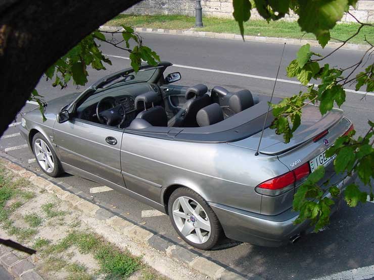 Kora és az Opel Vectra A rokonság ellenére varázslatos és imádnivaló autó a nyitott 9-3