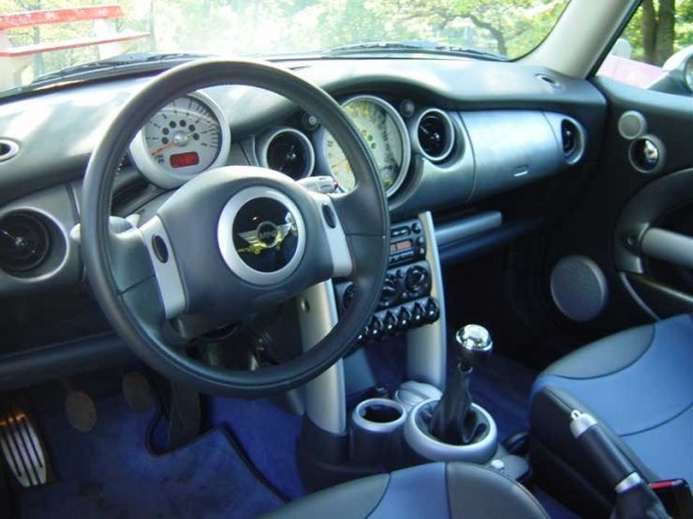 Ütközéstől-ütközésig 2,5-et fordul a kormány, a váltó minimális úton, és nagyon pontosan mozog