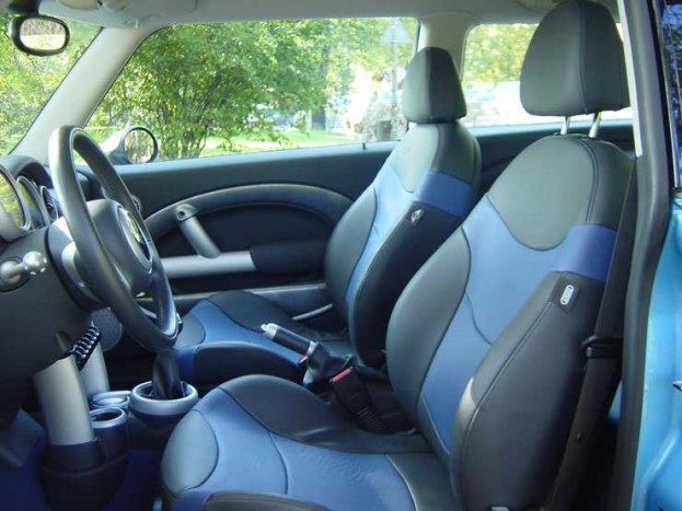 Különösen feltűnő az ülőlap vaskos oldaltámasza, de a sportülés a felső testet is jól tartja