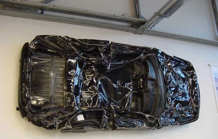 Meghökkentő nyitány a kilapított ZX a falon, amely nem balesetes autó, hanem műalkotás