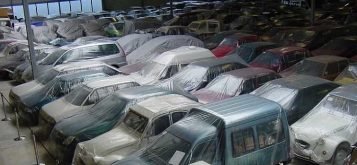 Egyszer a Xsara vagy a vadonatúj C8 is érdekes oldtimerré válik. Fóliával letakarva óvják a frissebb típusokat is