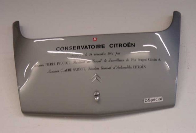 A DS csomagtérfedélen a két alapító neve olvasható