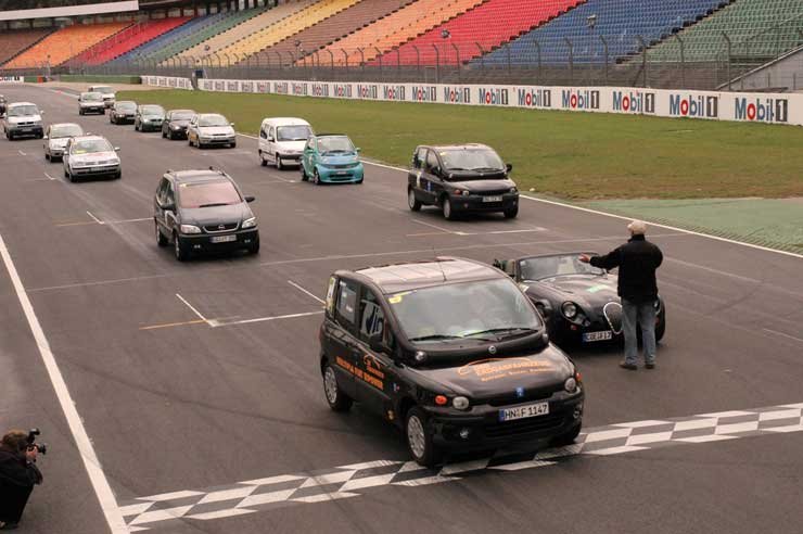 Csak ezen a versenyen fordulhat elő, hogy egymás mellől indul egy Fiat Multipla és egy Wiesman Roadster