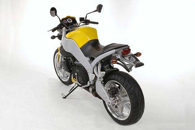 Az üzemanyagtankok a vázban alakították ki