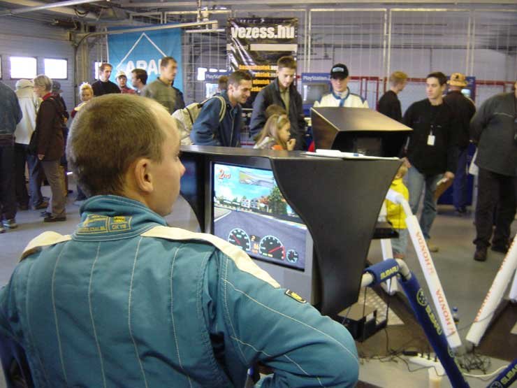 7966_73683_1000x700.jpg | Vezess | Vezess Szombaton sokan a PlayStation boxba menekültek az eső elől. Vasárnap a jó idő ellenére is sokan tértek be ide egy kis szórakozásra