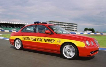 A silverstone-i versenypálya tűzoltója - Jaguar S-Type