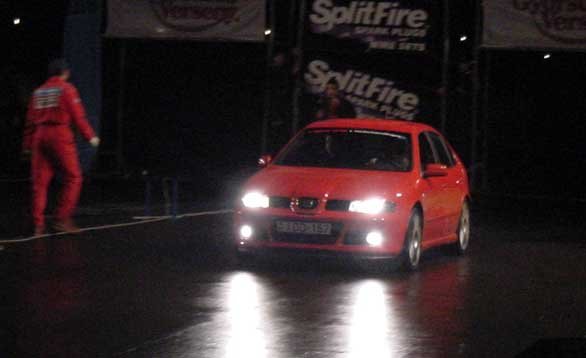 A 210 lovas, turbós, fronthajtású León Cupra R még vizes aszfalton is jobban gyorsult a 204 lóerős, 4x4-es, V6-os León Cupránál