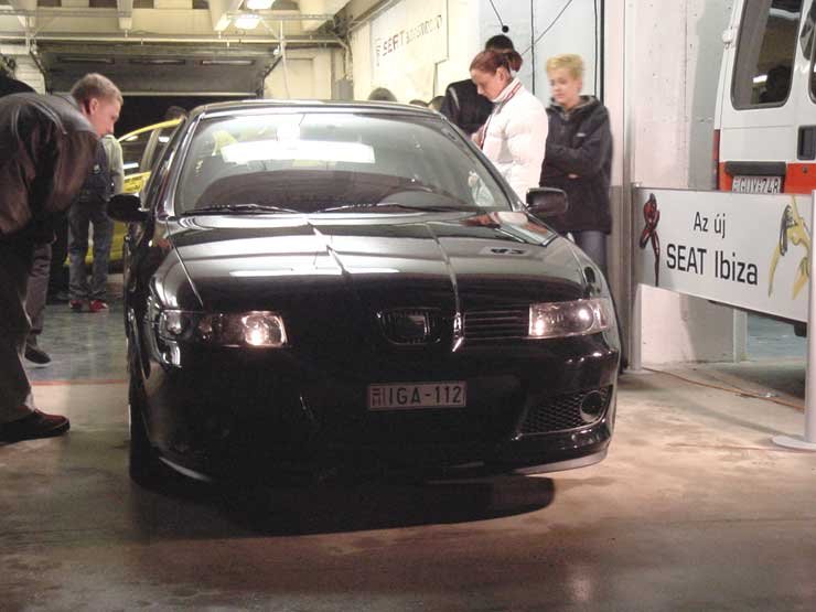 Sokan megnézték a Cupra R-t. Minimális változtatásokkal is sokkal agresszívebb a gyengébb típusoknál, nulláról százra 7,2 másodperc alatt gyorsul. Rugalmassága eget verő