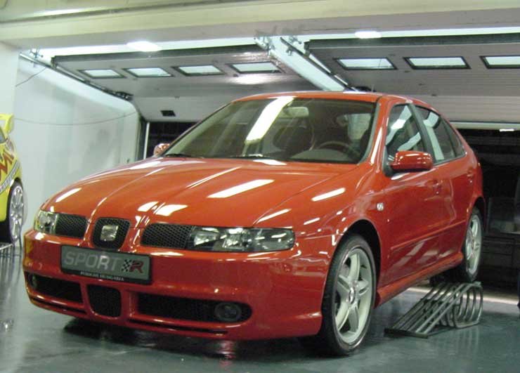 2003-as újdonság a León Sport R. 180 lóerős turbómotorral 5 660 000 forintba kerül. Széria benne a 17 colos könnyűfém felni, a sportülés, a kikapcsolható ESP és az automata klíma