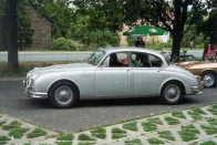 Versenyen kívüli ez a Jaguar Mark II, mellyel Haris György kísérte a mezőnyt