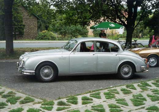 Versenyen kívüli ez a Jaguar Mark II, mellyel Haris György kísérte a mezőnyt