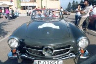 A stuttgart-i Mercedes múzeumból érkezett az MB-Auto Magyarország 1957-es Mercedes SL190-ese. Hesz Tamás (a képen balra) és Hans Georg Pechacker ült a volánnál