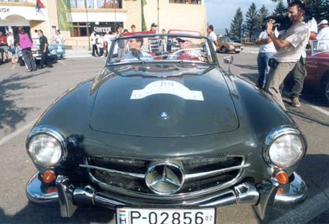 A stuttgart-i Mercedes múzeumból érkezett az MB-Auto Magyarország 1957-es Mercedes SL190-ese. Hesz Tamás (a képen balra) és Hans Georg Pechacker ült a volánnál