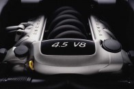 Mindkét motor teljes egészében új fejlesztés, mindkettő száraz karteres olajozású. A szívó V8-as 340 lóerős, 420 Nm-es nyomatéka 2500 és 5500 között állandó